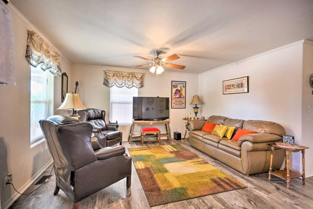 Peaceful Portales Escape with Patio and Grill!